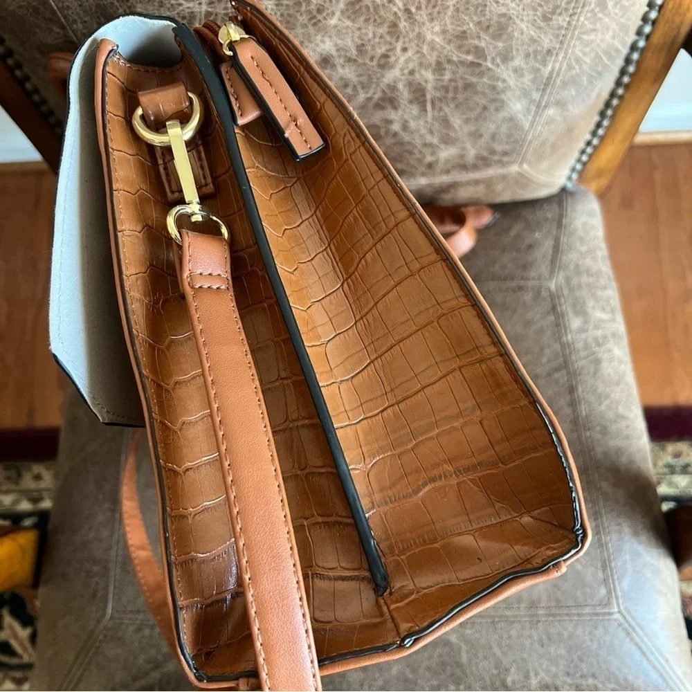 EUC Women's BCBG Camelia‎ Satchel!!